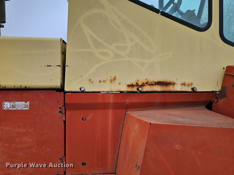 image for item DR8540 1982 New Holland 1116 swather / windrower