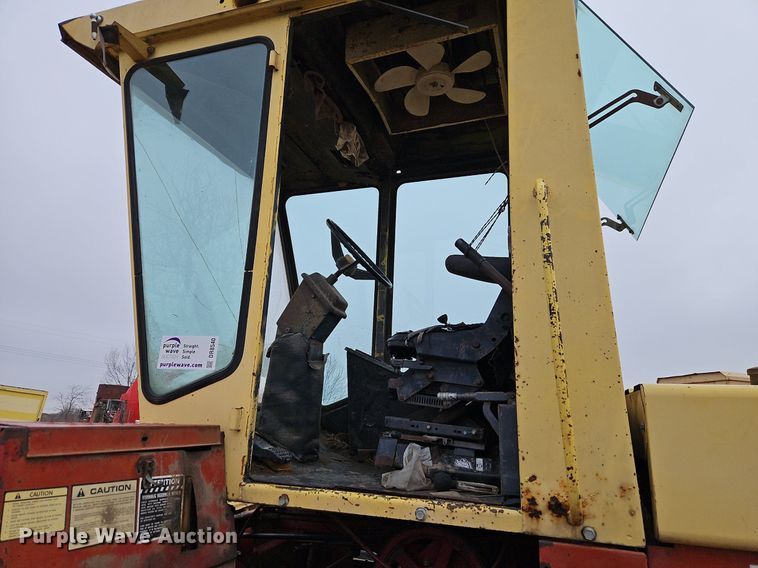 image for item DR8540 1982 New Holland 1116 swather / windrower