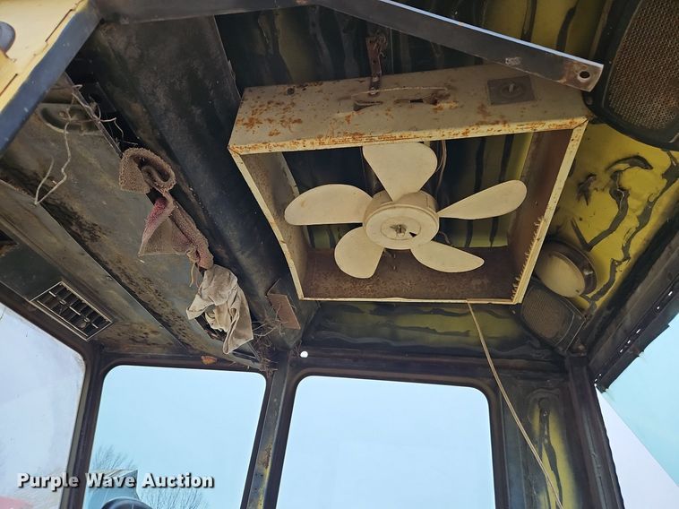 image for item DR8540 1982 New Holland 1116 swather / windrower