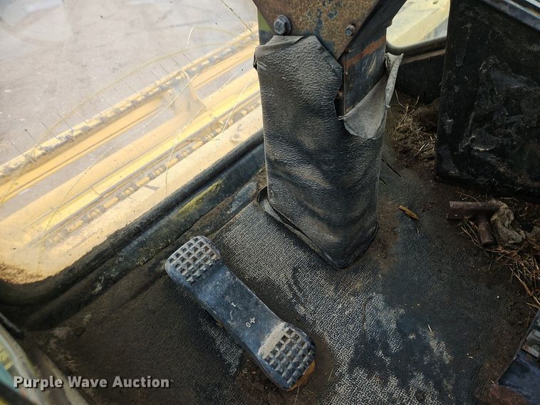 image for item DR8540 1982 New Holland 1116 swather / windrower