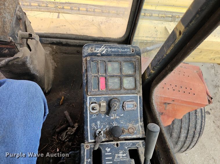 image for item DR8540 1982 New Holland 1116 swather / windrower