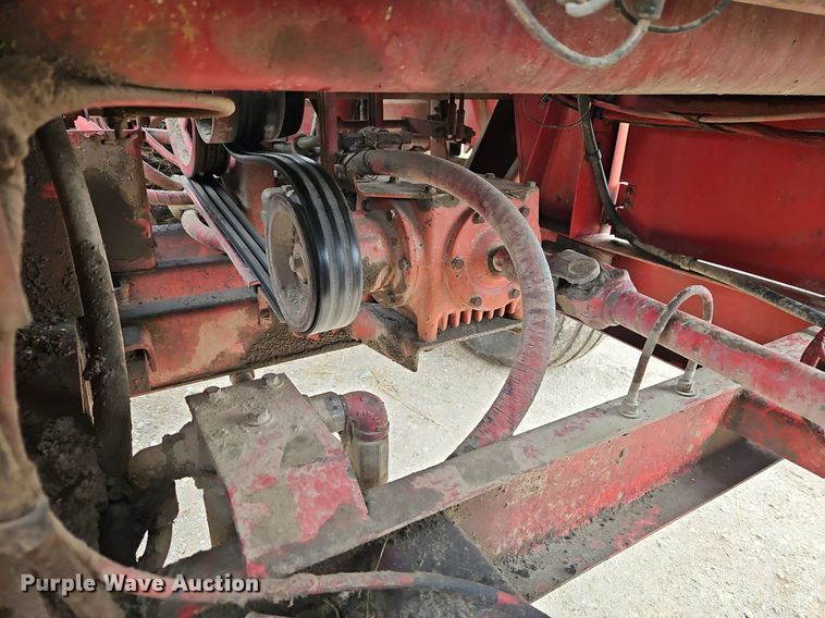 image for item DR8540 1982 New Holland 1116 swather / windrower