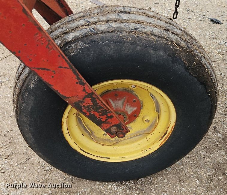 image for item DR8540 1982 New Holland 1116 swather / windrower