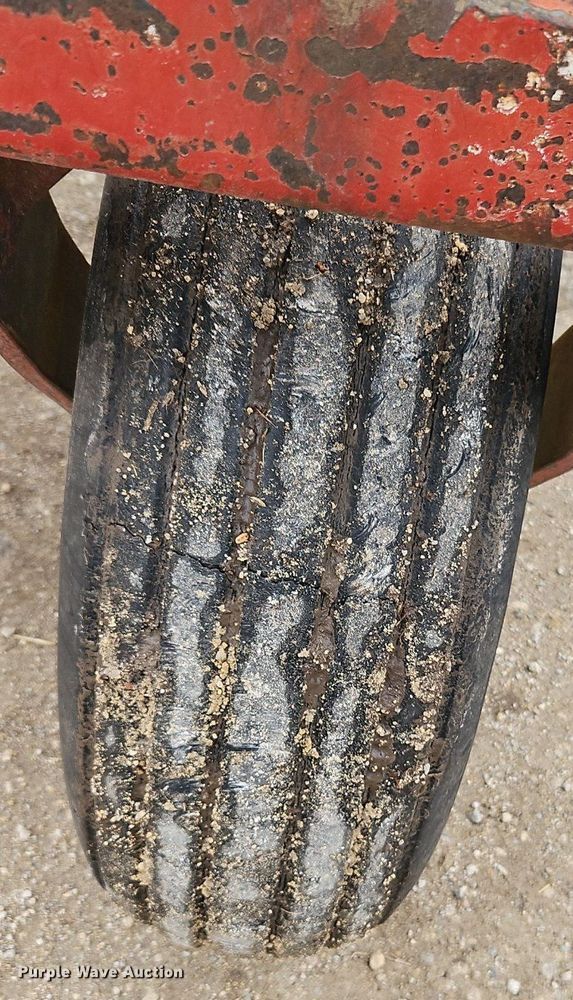 image for item DR8540 1982 New Holland 1116 swather / windrower