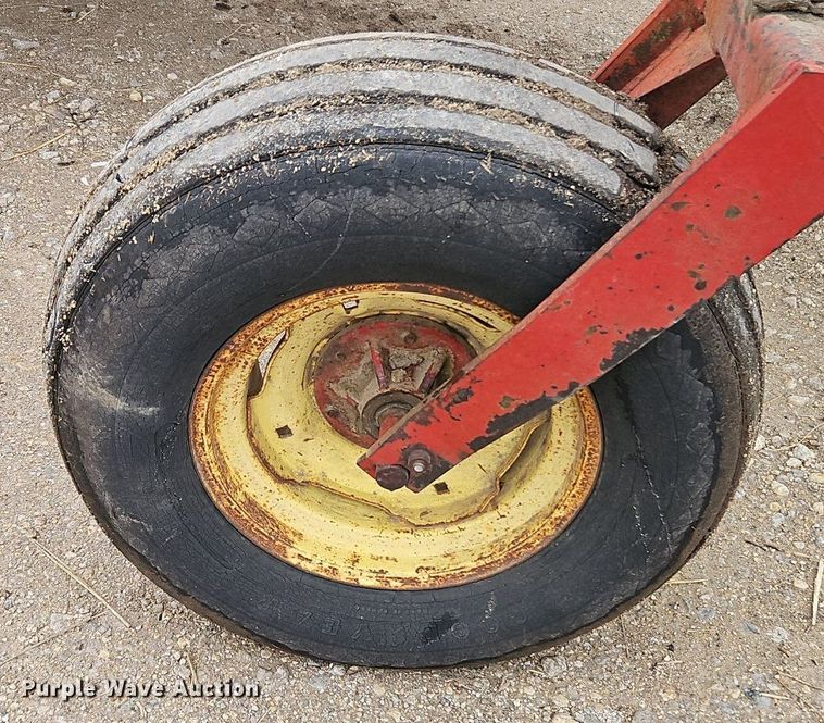 image for item DR8540 1982 New Holland 1116 swather / windrower