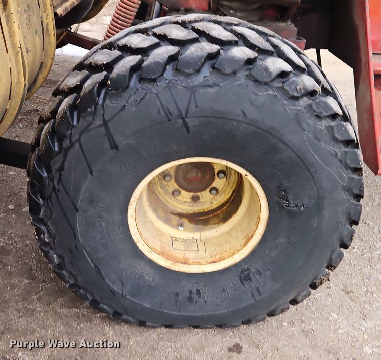 image for item DR8540 1982 New Holland 1116 swather / windrower