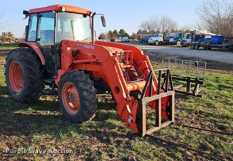 image for item DR8542 Kubota M9000 MFWD tractor