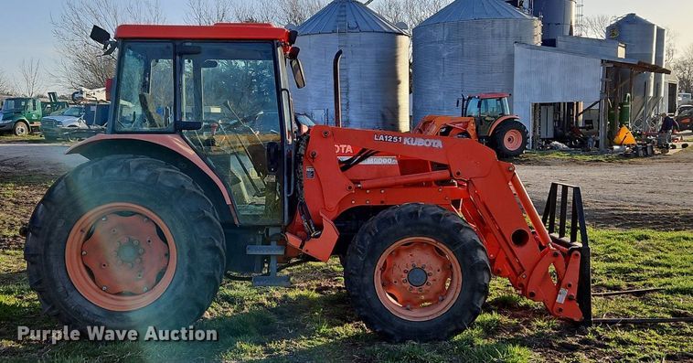 image for item DR8542 Kubota M9000 MFWD tractor