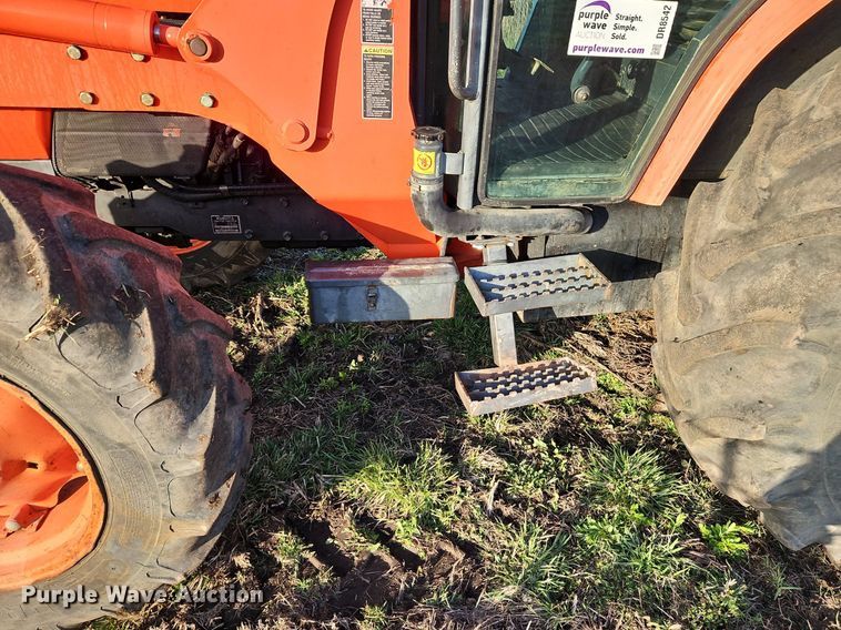 image for item DR8542 Kubota M9000 MFWD tractor