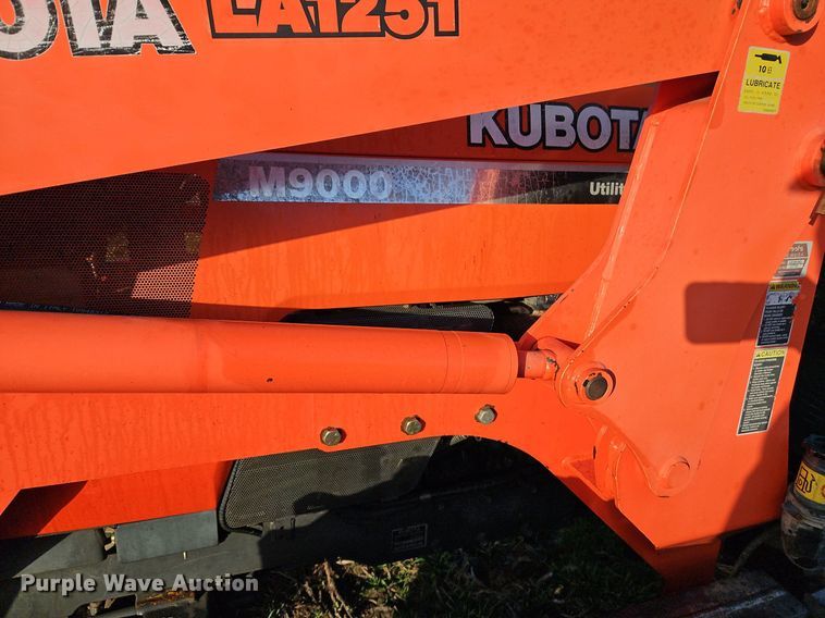 image for item DR8542 Kubota M9000 MFWD tractor