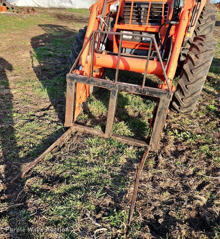 image for item DR8542 Kubota M9000 MFWD tractor