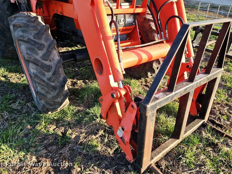 image for item DR8542 Kubota M9000 MFWD tractor