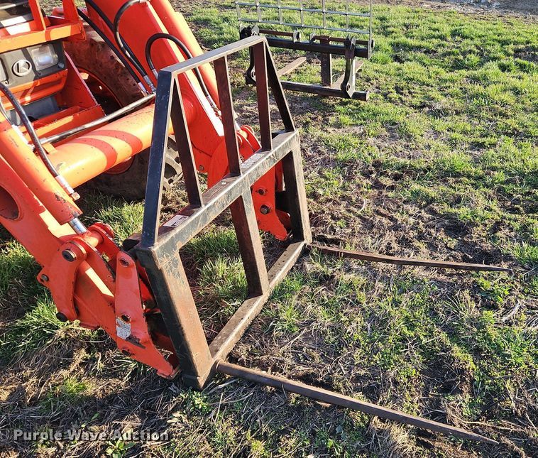 image for item DR8542 Kubota M9000 MFWD tractor