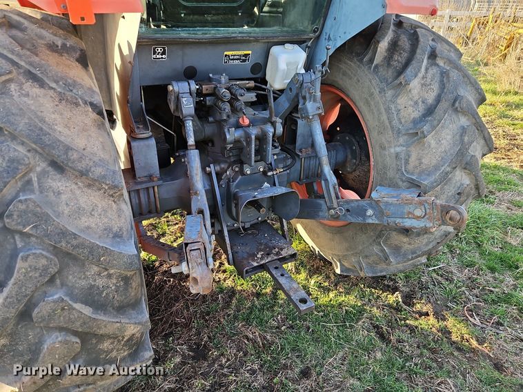 image for item DR8542 Kubota M9000 MFWD tractor