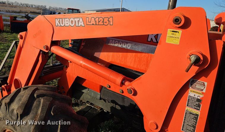 image for item DR8542 Kubota M9000 MFWD tractor