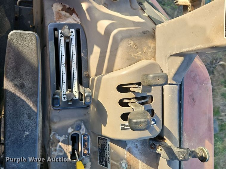 image for item DR8542 Kubota M9000 MFWD tractor