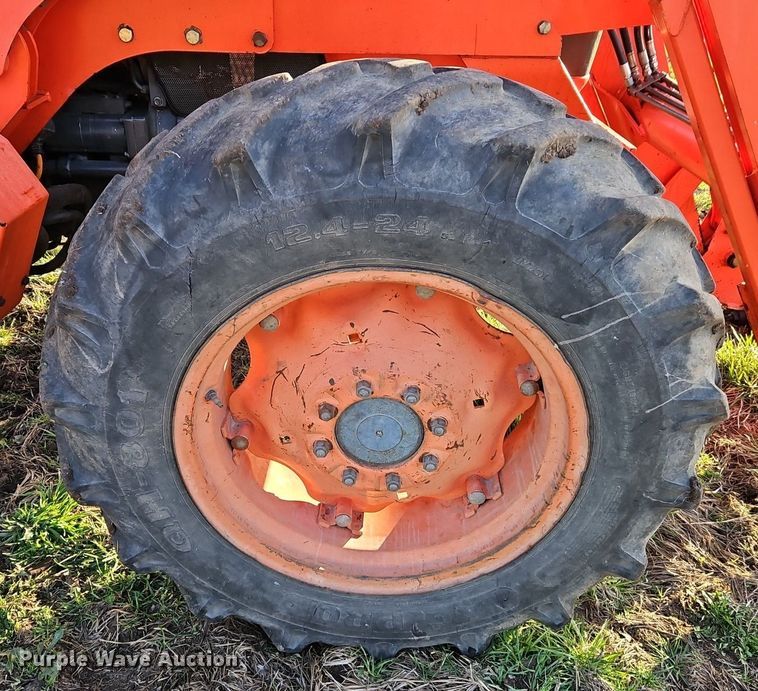 image for item DR8542 Kubota M9000 MFWD tractor