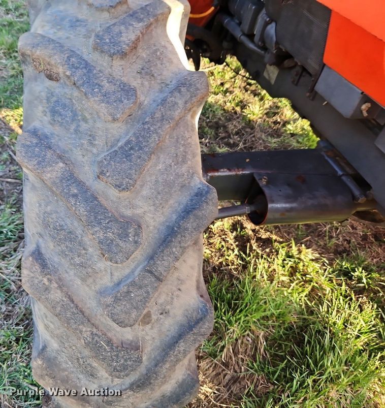 image for item DR8542 Kubota M9000 MFWD tractor