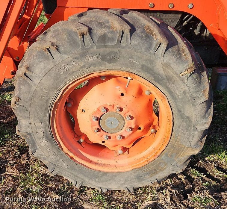 image for item DR8542 Kubota M9000 MFWD tractor