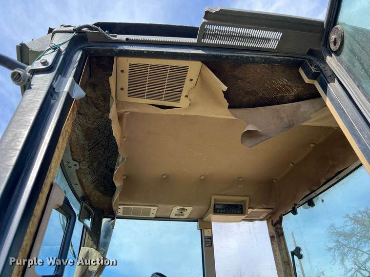 image for item DS2884 1994 John Deere 7200 tractor