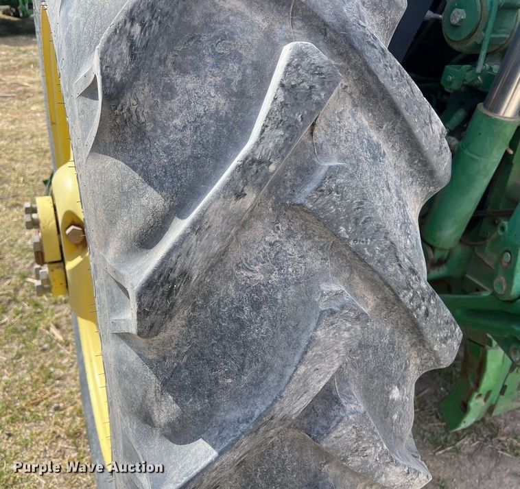 image for item DS2884 1994 John Deere 7200 tractor