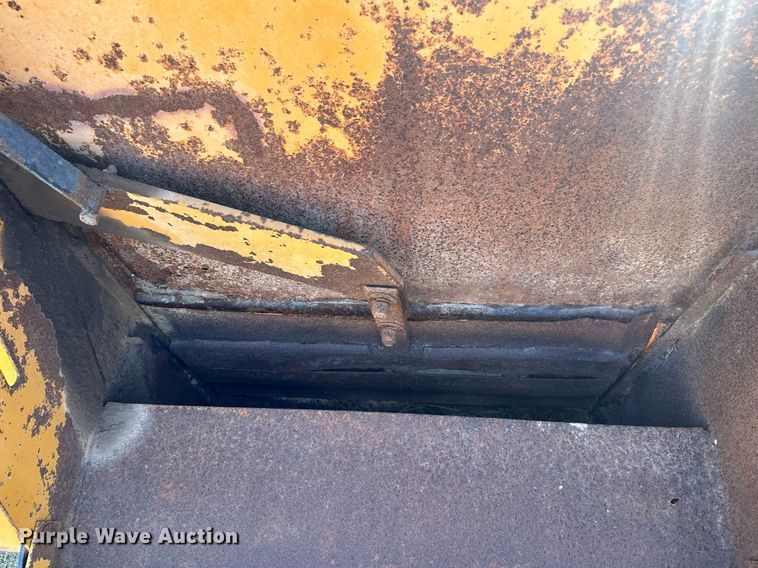 image for item DS2888 Knight Slinger 8118 manure spreader