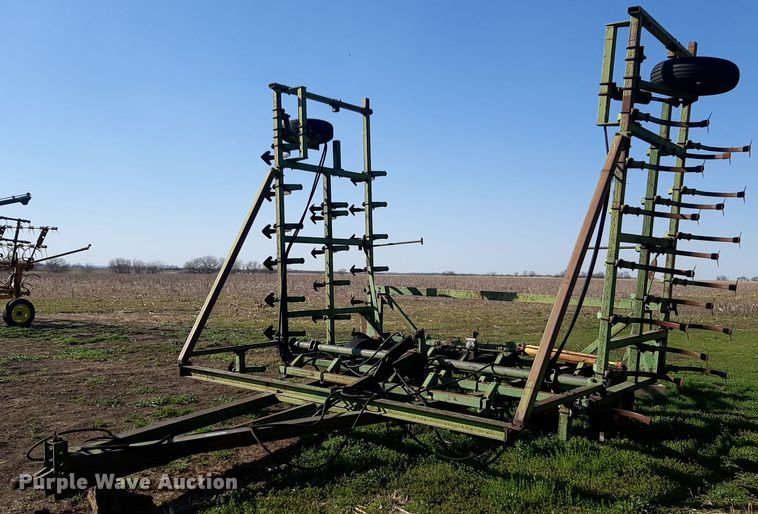 image for item DV9930 John Deere 1000 field cultivator