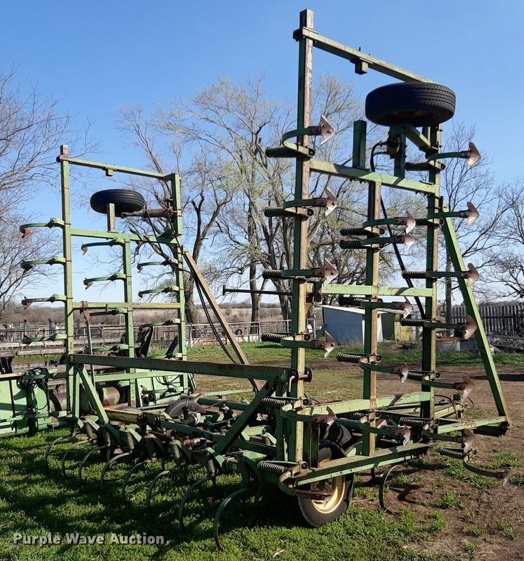 image for item DV9930 John Deere 1000 field cultivator