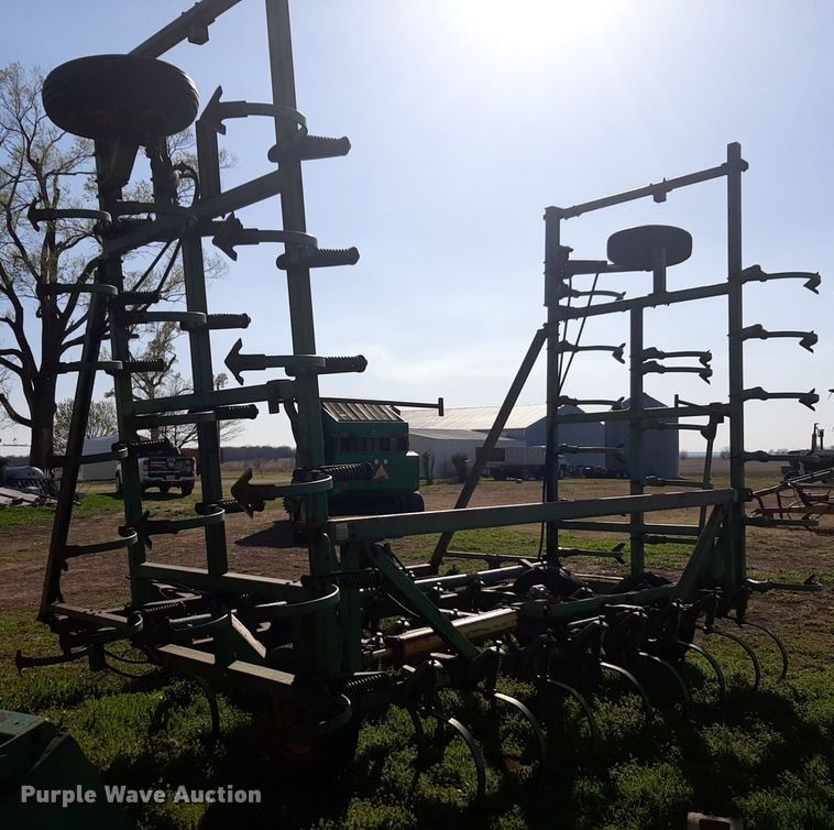 image for item DV9930 John Deere 1000 field cultivator