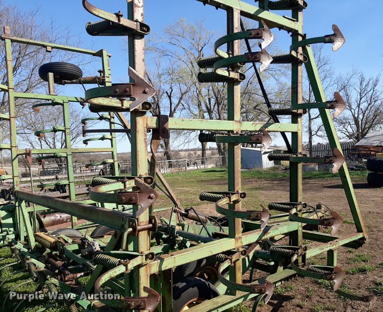 image for item DV9930 John Deere 1000 field cultivator