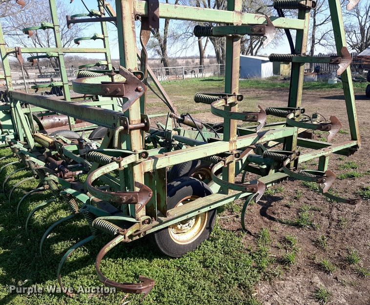 image for item DV9930 John Deere 1000 field cultivator