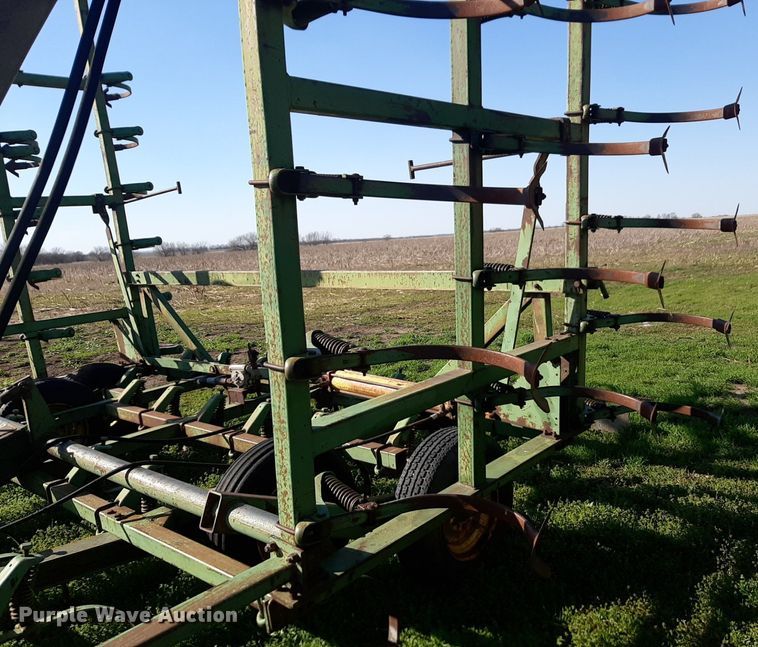 image for item DV9930 John Deere 1000 field cultivator