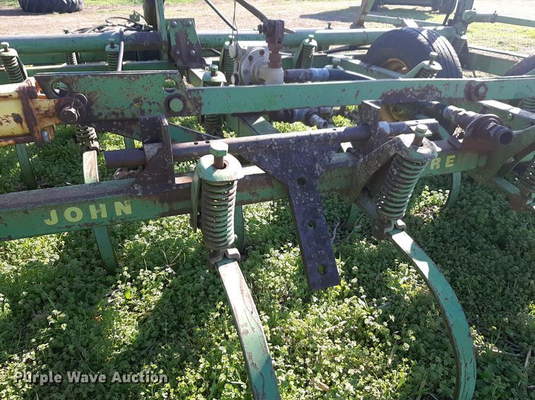 image for item DV9930 John Deere 1000 field cultivator