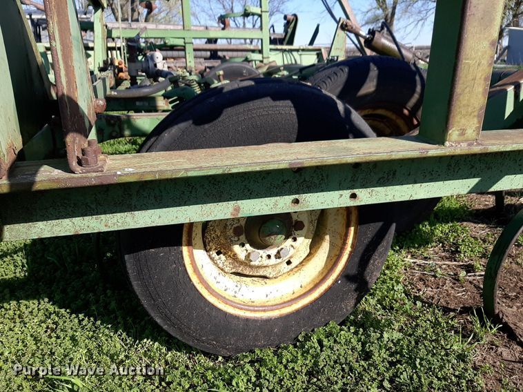 image for item DV9930 John Deere 1000 field cultivator