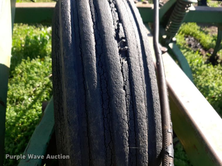 image for item DV9930 John Deere 1000 field cultivator