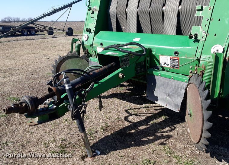 image for item DV9933 John Deere 566 round baler