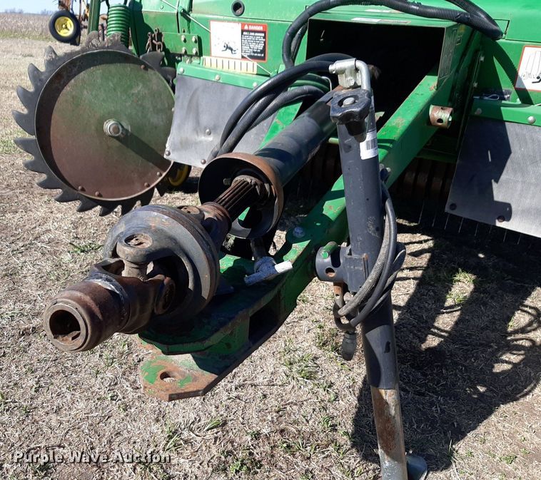 image for item DV9933 John Deere 566 round baler