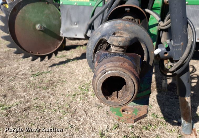 image for item DV9933 John Deere 566 round baler