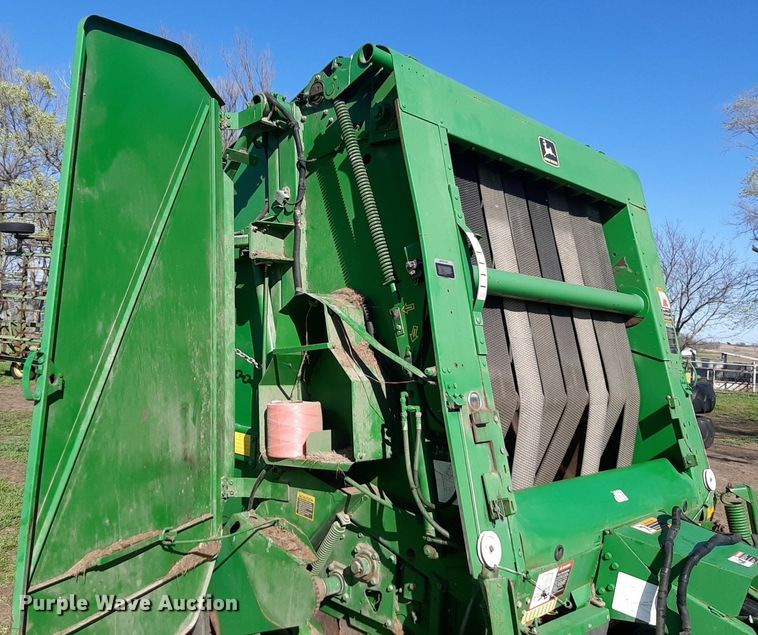 image for item DV9933 John Deere 566 round baler