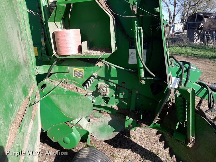 image for item DV9933 John Deere 566 round baler