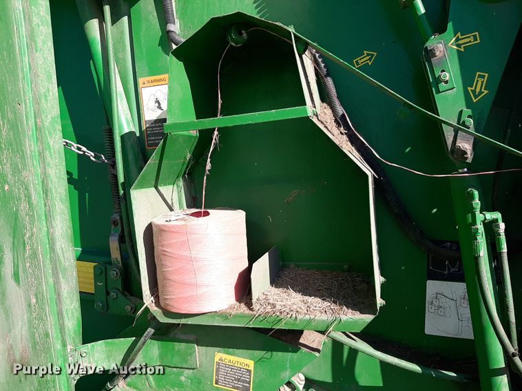 image for item DV9933 John Deere 566 round baler