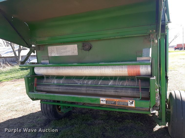 image for item DV9933 John Deere 566 round baler