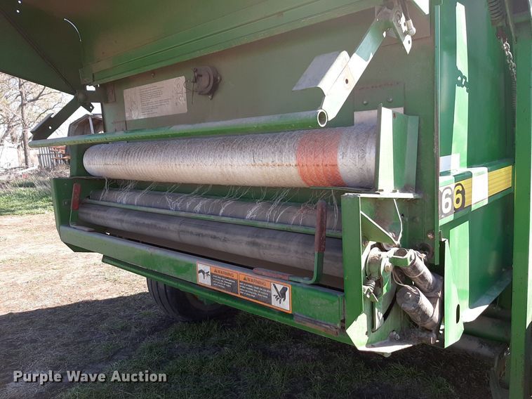 image for item DV9933 John Deere 566 round baler