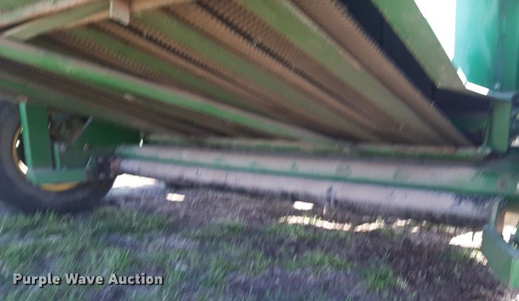 image for item DV9933 John Deere 566 round baler