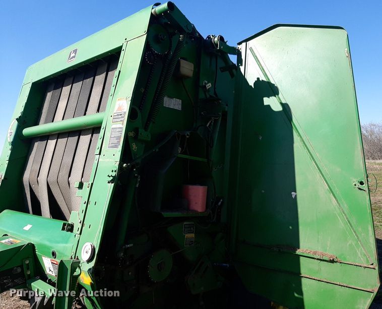 image for item DV9933 John Deere 566 round baler