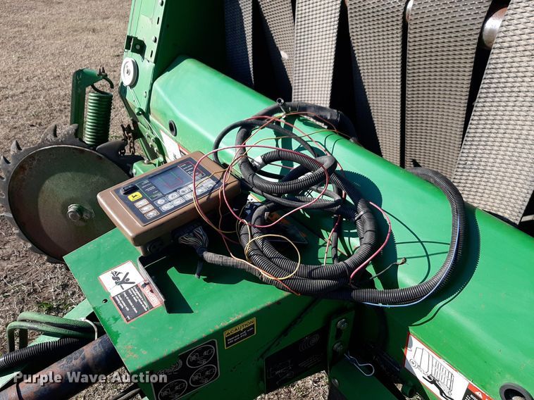 image for item DV9933 John Deere 566 round baler