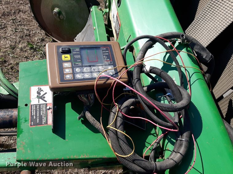 image for item DV9933 John Deere 566 round baler