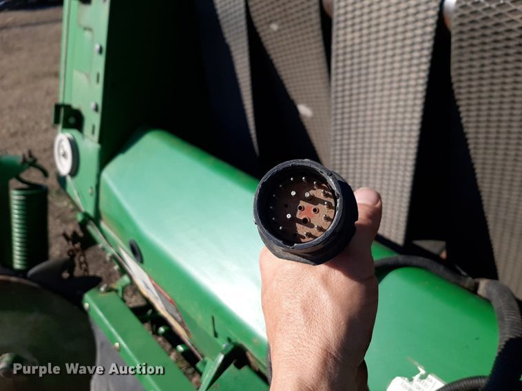 image for item DV9933 John Deere 566 round baler