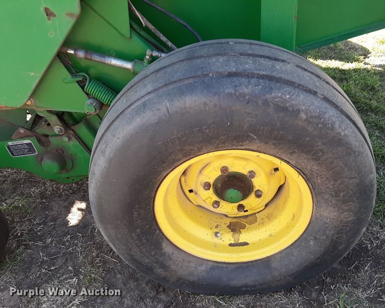 image for item DV9933 John Deere 566 round baler