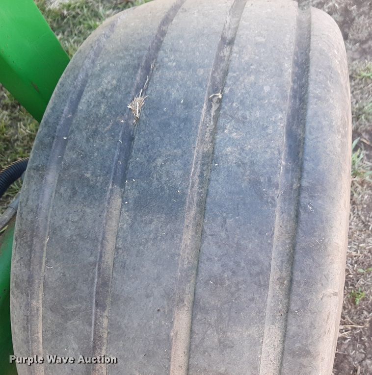 image for item DV9933 John Deere 566 round baler